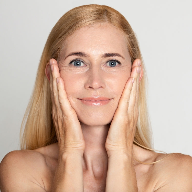 Frau mit Händen im Gesicht über 40 Jahre alt