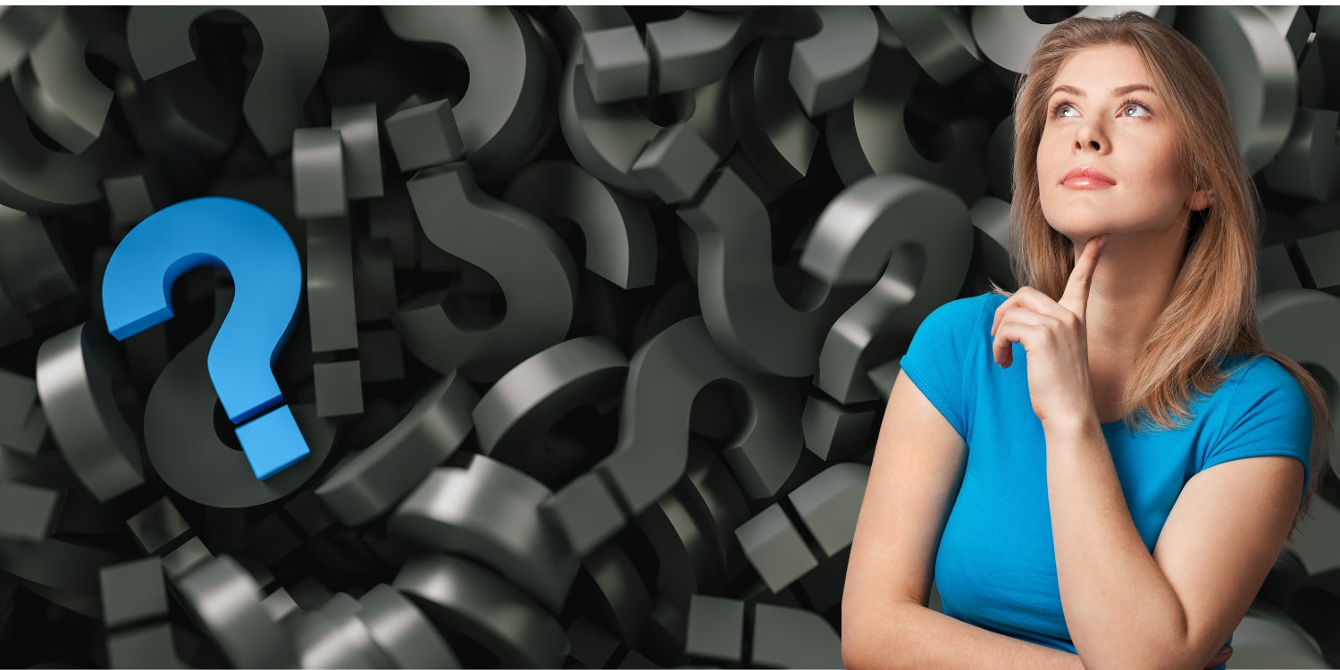 Frau mit nachdenklichem Gesichtsausdruck und Fragezeichen auf der Grafik