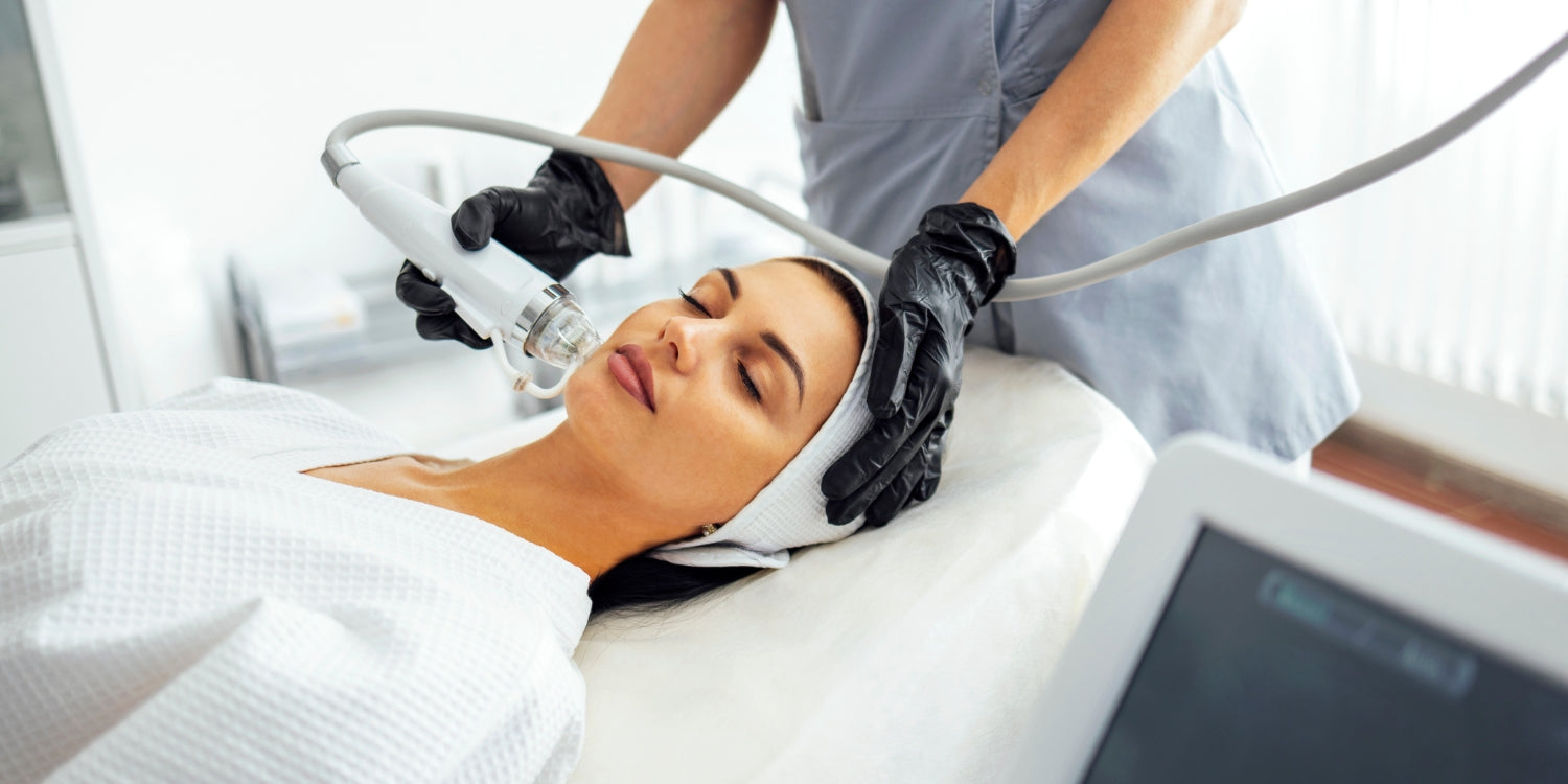 Frau auf der Liege bei einer Microneedling Behandlung